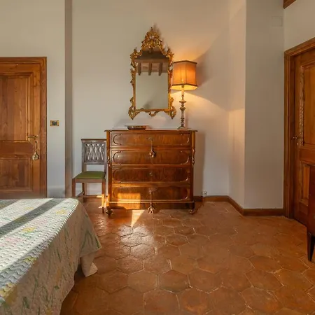 Vista Del 12, Emma Villa *