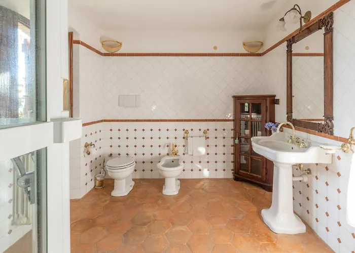 Vista Del 12, Emma Villa *